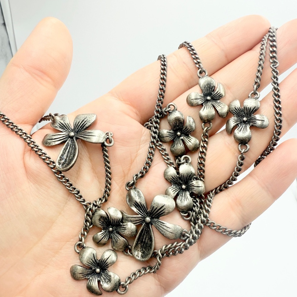Vintage Silver-Tone Floral Layered Chain Necklace – Statement Flower Design - Picture 3 of 9